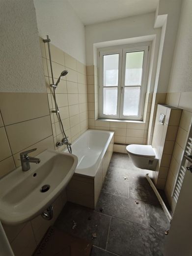 *Neusanierte und großzügige 2-Zimmer mit Laminat und Wannenbad in schöner Lage* – PHOTO-2026-06-26-09-29-36_1