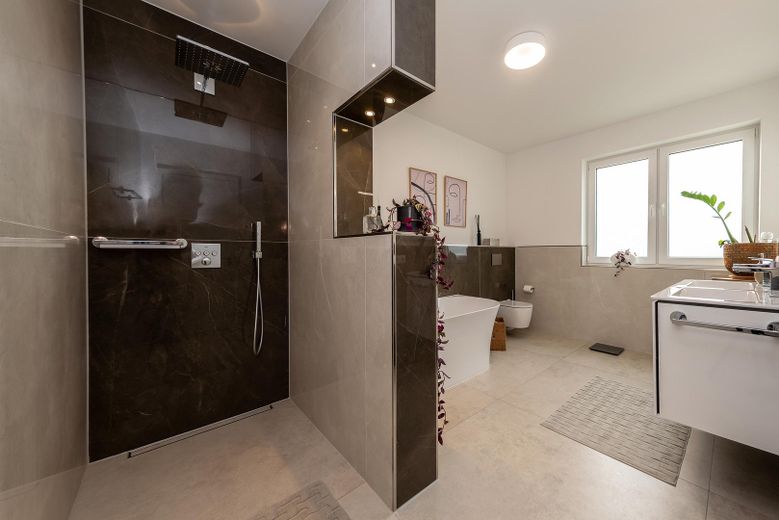 Modernes Wohnen mit Architektur, Komfort und Nachhaltigkeit – Familienbad im 1. OG