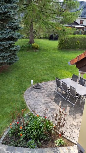 Blick vom Balkon zur Terrasse