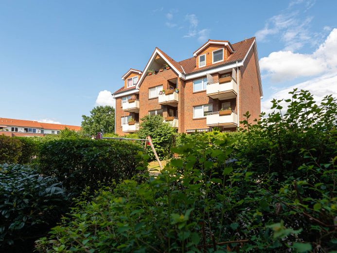 Renovierte 3-Zimmer-Dachgeschosswohnung mit BALKON und EBK – Außenansicht