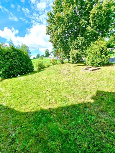 *** Schöne 4,5 Zimmer Wohnung mit zwei modernen Bädern, EBK, Balkon, Terrasse und Garten *** – Garten mit Rasenfläche