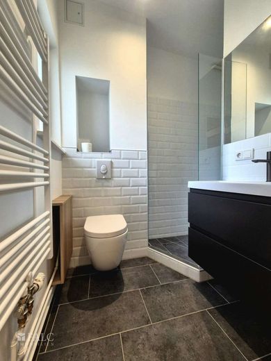 **Modernisierte Wohnung mit Fahrstuhl**- FALC IMMOBILIEN – Badezimmer