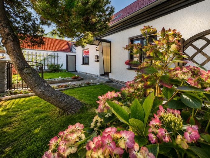 450 € Kredittilgung Einfamilienhaus mit Balkon, Kamin & Nebengebäude – ruhig & zentral gelegen – Foto 1