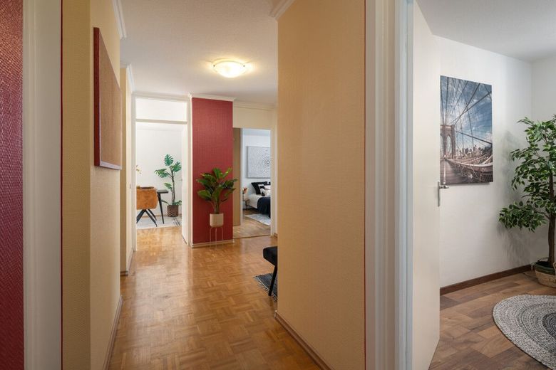 Selten in München: Uneinsehbare Wohnung mit Balkon ins Grüne – Geräumiger Flur