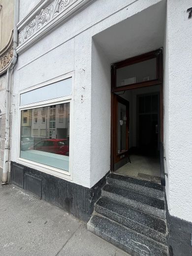 Local comercial con encanto en un edificio antiguo de ensueño, con una bonita terraza y escaparate – Foto 5