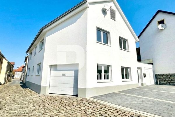 Częściowo wyremontowany dom jednorodzinny w centralnej lokalizacji z 2 garażami