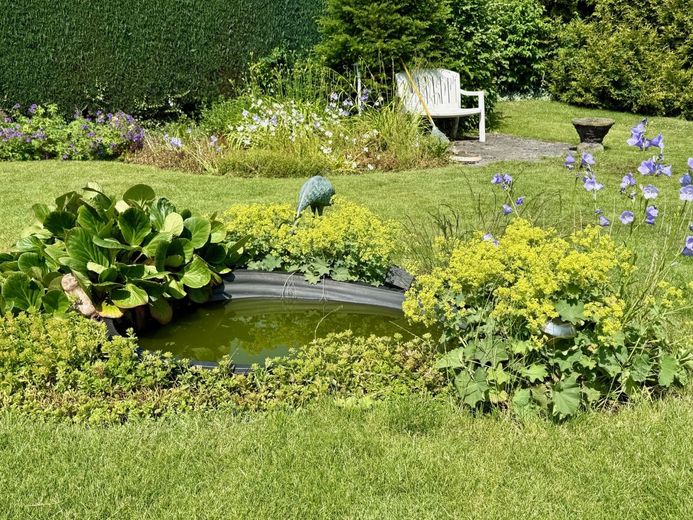 Fröndenberg-Westick: Flachdach-Bungalow mit Gartenoase als perfekter Rückzugsort! – Kleiner Teich Garten