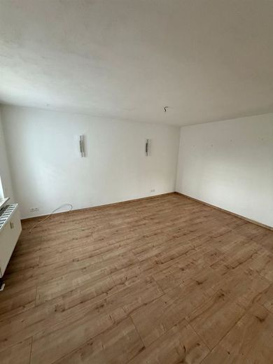 Günstiges EFH mit Terrasse, Garage, Dusche und sonnigem Grundstück am grünen Ortsrand – Wohnen