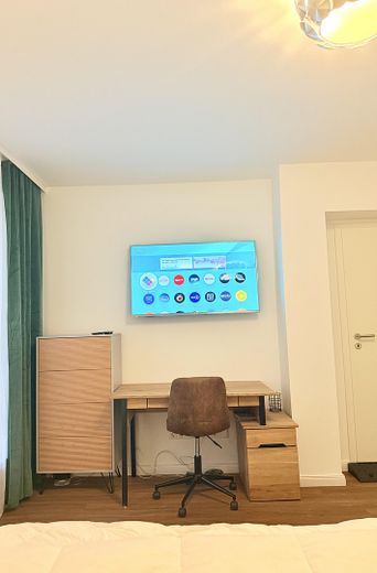 Schlafzimmer mit Arbeitsplatz