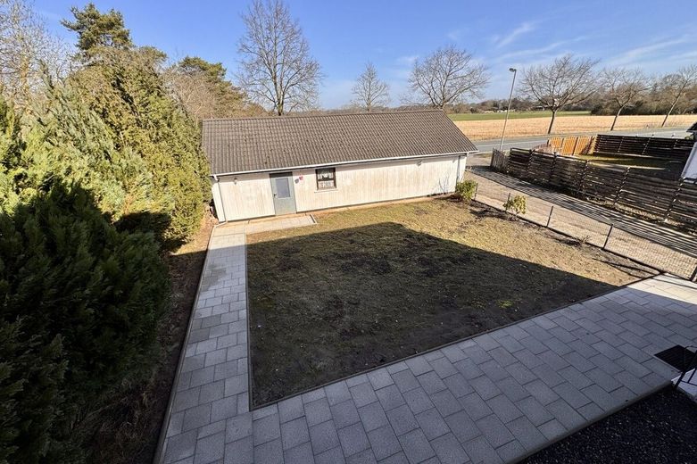 Stilvolles Einfamilienhaus mit hochwertiger Teilsanierung und großzügiger Garage – Garten
