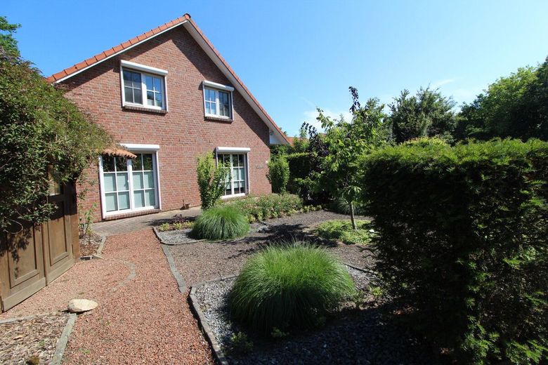 Exquisites Einfamilienhaus mit idyllischer  Gartenanlage + Teich, Saunahaus, Carport &amp; neue Heizung – Ansicht vom Carport