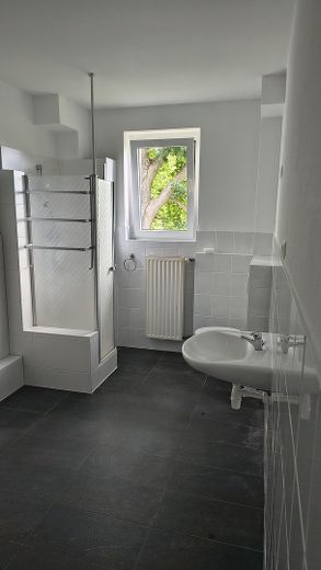 Große, bezugsfertige Wohnung - 6,5 Zimmer + 3 Stellplätze – Foto 15