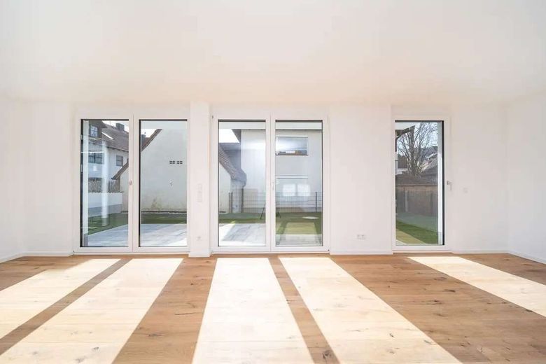Moderne Garten- Maisonette mit außergewöhnlichen Lichthöfen – Wohnzimmer