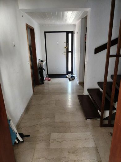 Attraente casa a schiera centrale di 5 locali in posizione privilegiata nei quartieri Wolfram e Herrenbach – Flur