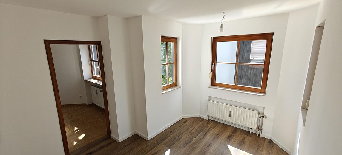 Frisch renovierte lichtdurchflutete 4-Zimmer Maisonette Wohnung mit großem Balkon und TG Stellplatz – Küche