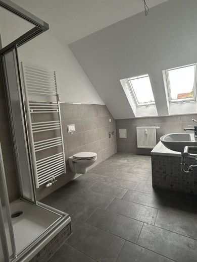 Hochwertige 5R-Wohnung mit Balkon in einer Stadtvilla – Bad
