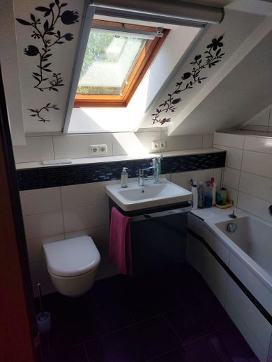 Wunderschöne Dachgeschosswohnung mit viel Platz im Herzen von Ruhstorf – Bad mit Dachfenster
