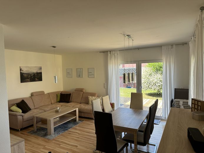 Wohnzimmer mit Gartenblick