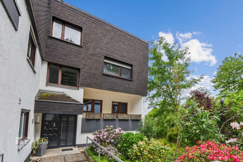 Wohnen am Waldrand: 4-Zimmerwohnung mit zwei Loggien und Garage – Treten Sie ein!