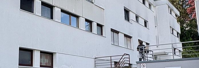 Hauseingang und Tiefgarage