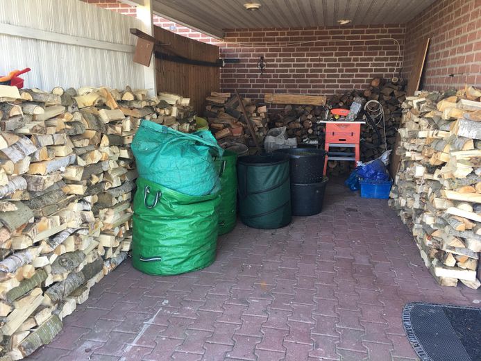 Carport mit Kaminholz