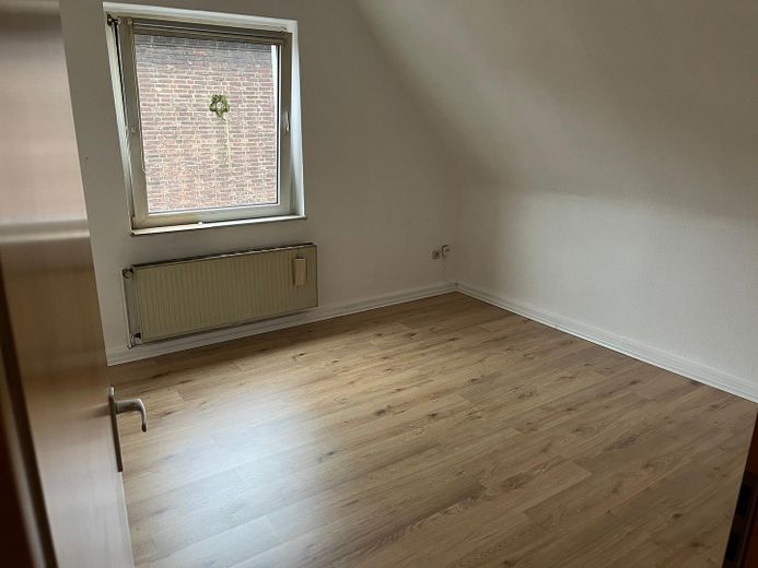 Gepflegte 2-Zimmer-Dachgeschosswohnung in Oberhausen – ab 01.11.2026 zu vermieten – Wohnzimmer