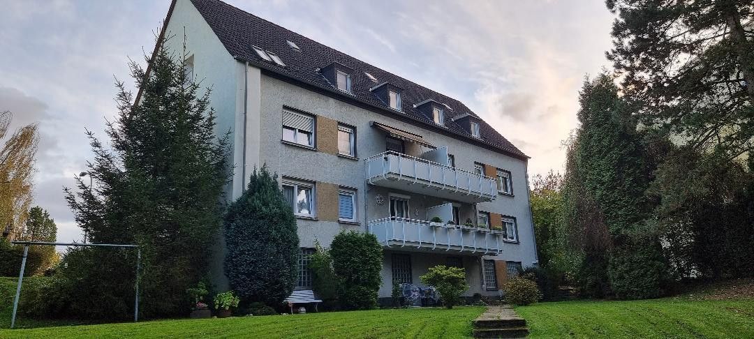 Midden in Altenbochum – vriendelijke 3-kamer zolderwoning in rustige ligging met eigen park – Hinteransicht