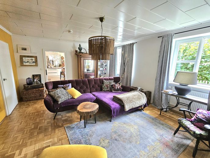 Attraktive 5-Zimmer-Maisonettewohnung in Alleinlage mit eigenem Garten&Pool – Wohnzimmer