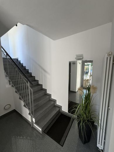 Ruim 3-kamerappartement, hoogwaardige afwerking en inbouwkeuken, stadscentrum, balkon op het zuiden – Treppenhaus