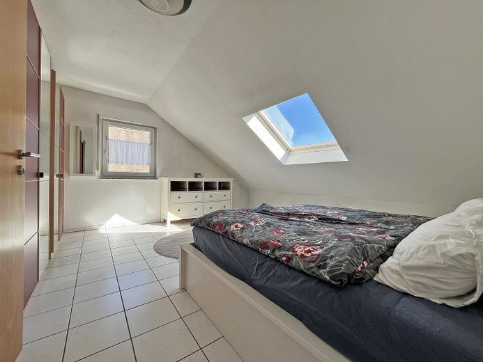 Bellissimo e luminoso appartamento mansardato di 2 locali con balcone e posto auto in posizione privilegiata a Schwalbach – Schlafzimmer