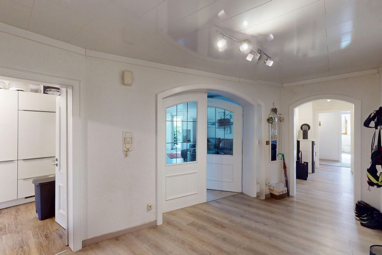 Appartamento modernizzato di 5 locali al piano terra con grande giardino, piscina e accesso diretto al garage – Flur