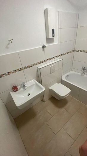 Geräumige 5- Zimmer Wohnung mit Balkon im 2. OG – Bad