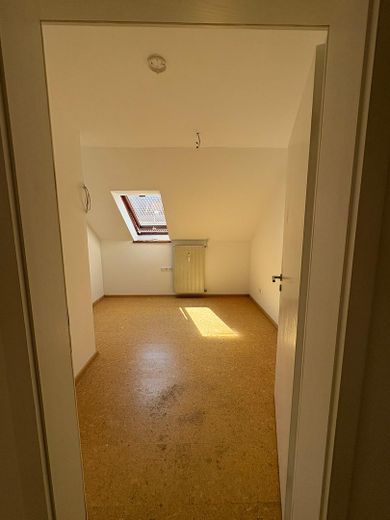 Luminoso appartamento di 4 locali mansardato con giardino privato – Büro