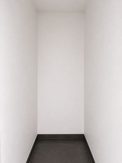 Erstbezug: A+ Neubau-Reihenhaus mit 6 Zimmern, Premiumküche, PV-Speicher & Garten – Garderobenbereich