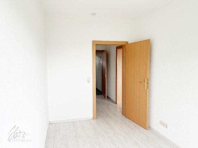 ***CHARMANTE EIGENTUMSWOHNUNG IN GEPFLEGTER WOHNANLAGE*** - Ideal für Eigennutzer und Kapitalanleger – Kinderzimmer mit Blick Richtung Flurbereich