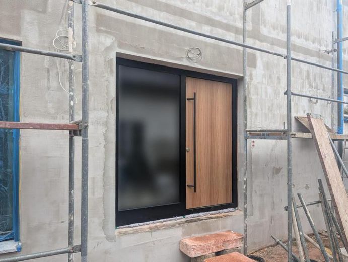 Provisionsfreies KFW55 Ausbauhaus: Architekten 2FH trifft auf 750m² Natur mit Gestaltungsmöglichkeit – Eingangstür HWE - Außen