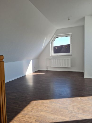 Schöne und helle 2 Zimmer Dachgeschosswohnung ab dem 01.09.26 – Zimmer 2