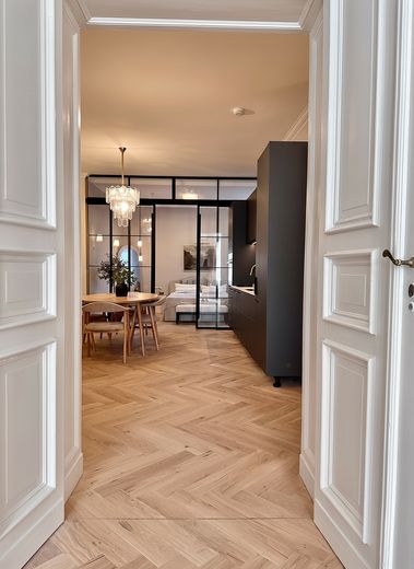 Zeitlose Eleganz trifft auf modernen Komfort - Sanierte 3 Zimmerwohnung am Schloss Charlottenburg – Keine KI Bilder! 