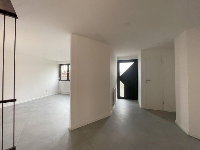 Blick in Flur und offene Küche