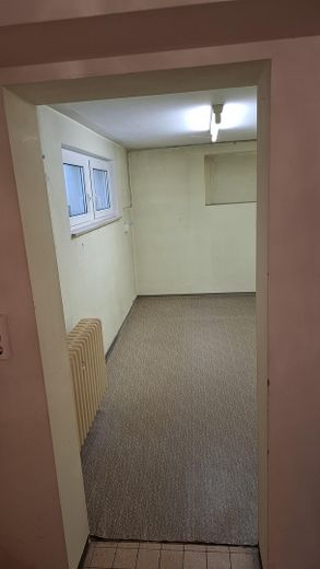 Freistehendes Einfamilienhaus mit 2 Wohneinheiten und Garten, 2 Garagen im Haus – Hobbyraum UG