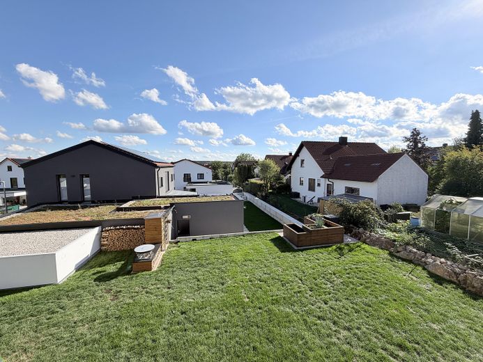 Hochwertige Neubauwohnung mit großzügiger Galerie in ZFH (möbliert) – Ausblick Arbeitszimmer