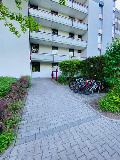 Helle 3-Zimmer-Wohnung mit Einbauküche & Aufzug & West-Loggia in München – Draußen