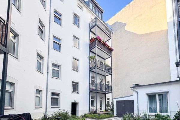 Solide Kapitalanlage in Berlin-Wilmersdorf: Vermietetes Hinterhaus-Apartment mit großen Balkon
