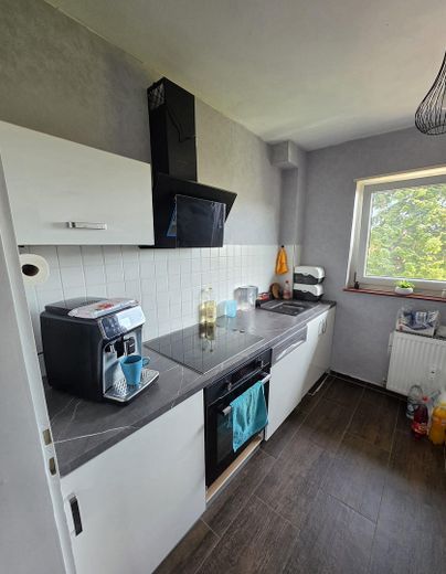 Gepflegte 3-Zimmer Wohnung mit Balkon in Hockenheim – Küche linke Seite