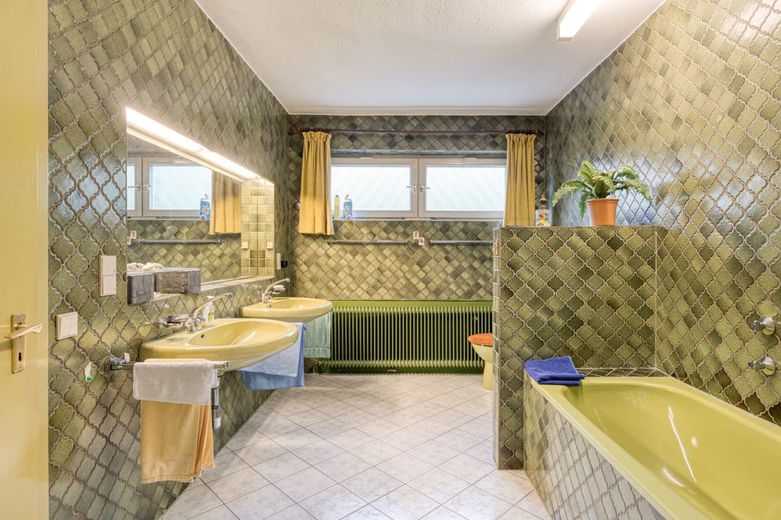 ***** Haus sucht glücklichen Bewohner, Großzügiges Domizil mit vielen Extras ***** – Badezimmer