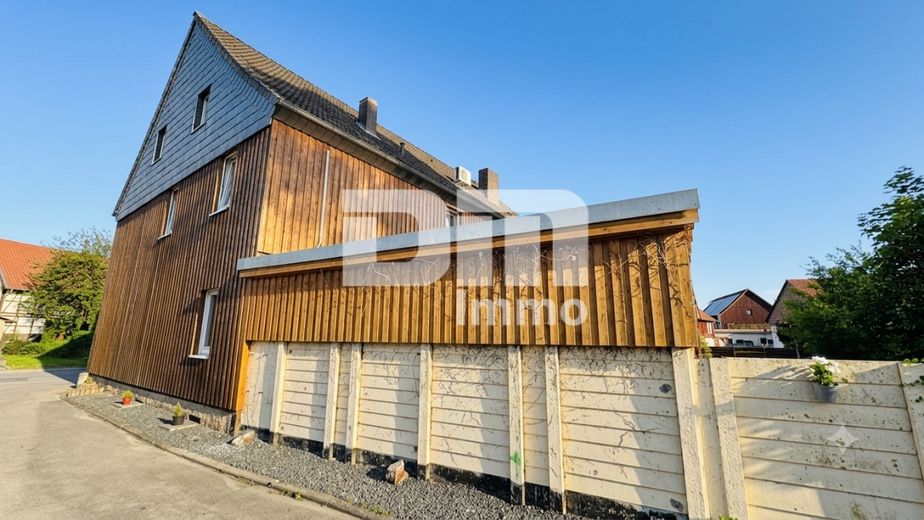 Gepflegtes Ein- bis Zweifamilienhaus mit Ladeneinheit in Dassel-Hilwartshausen – Seitenansicht