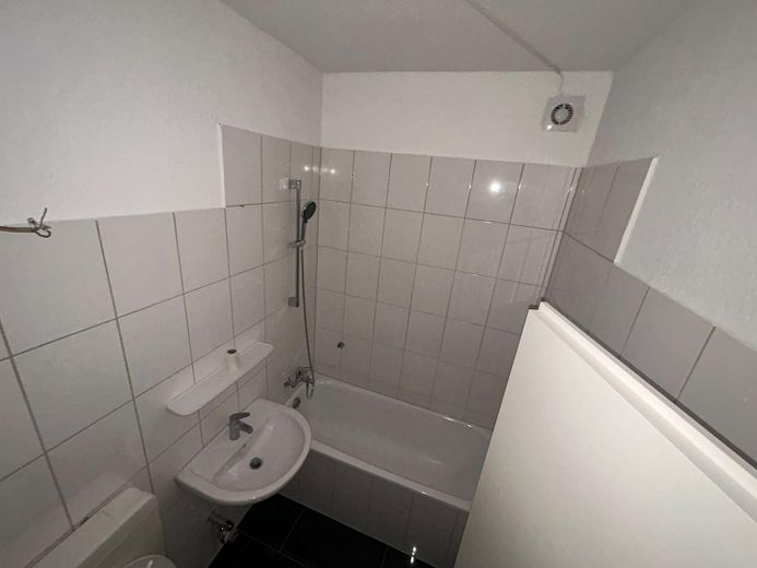 Erstbezug nach Renovierung - Apartment mit eigenem Garten und Garage in ruhiger Lage – Bad