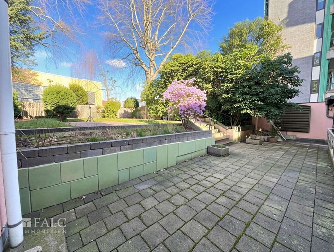 Zwei Chancen. Eine Adresse - attraktive Gewerbeeinheit mit separater Wohneinheit – Garten - (KI generiert)