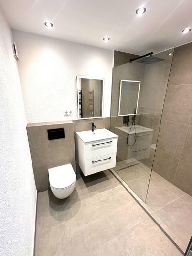 Exklusiv: Komplett neu renovierte 5,5–6‑Zimmer‑Wohnung in Top‑Lage Esslingen‑Sulzgries – Bad