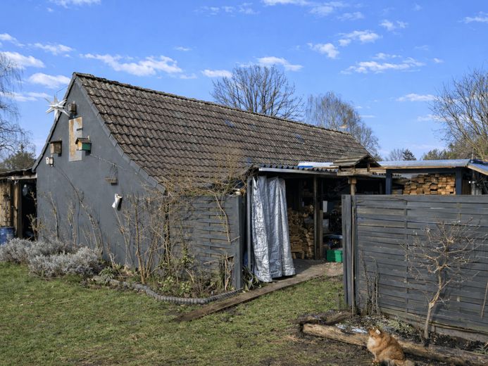 Modernisierte Doppelhaushälfte auf ca. 846 m² Grundstück mit außergewöhnlich niedrigem Erbbauzins – Garage Schuppen